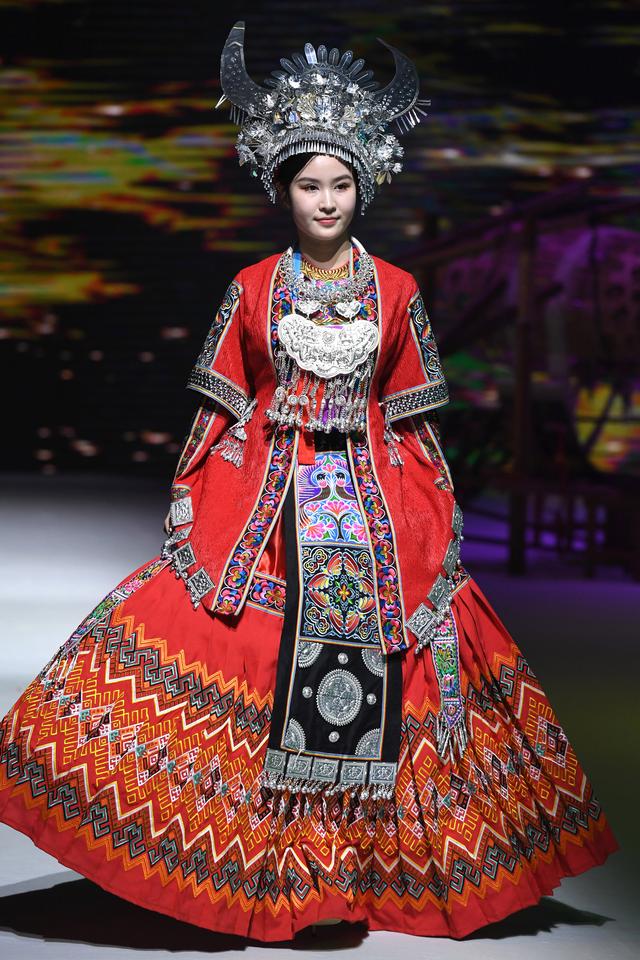 被惊艳到了!民族服饰走上t台可以这么美